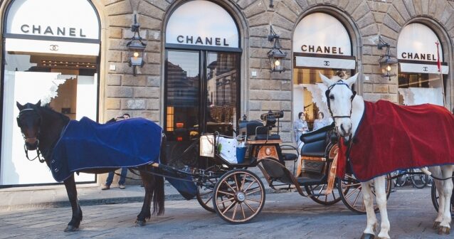 フランスパリのシャネル店舗の前に馬車