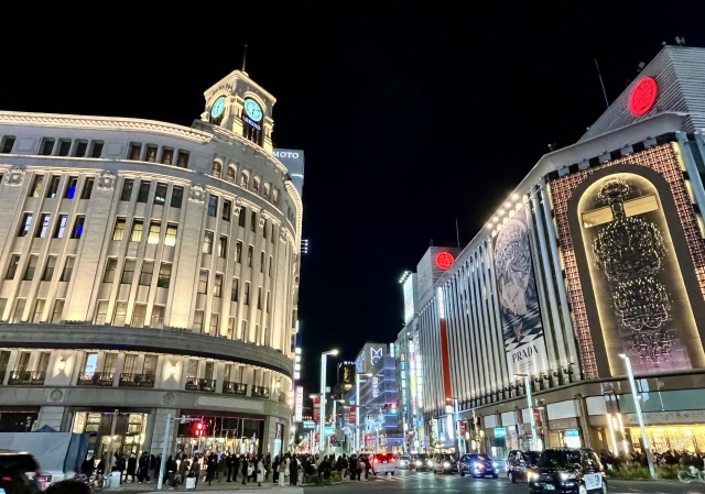 夜景に浮かぶ高級デパート